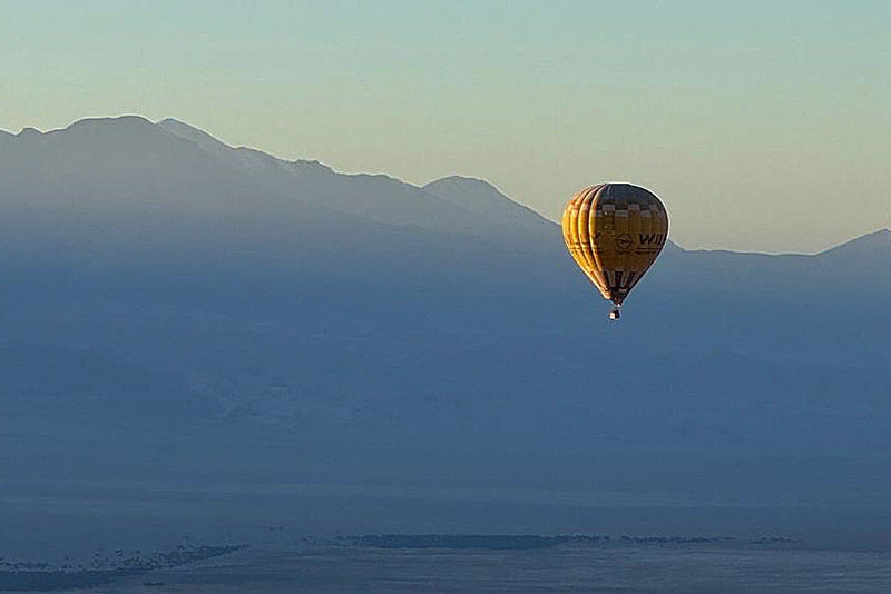 Voo de balão ao nascer do sol - à direita